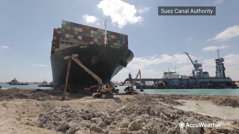 Loď blokující Suezský průplav se podařilo částečně vyprostit